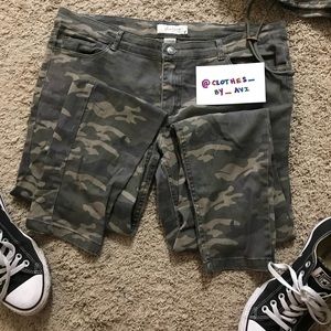 👩🏽‍✈️👩🏻‍✈️ Camo Jeans Size 13